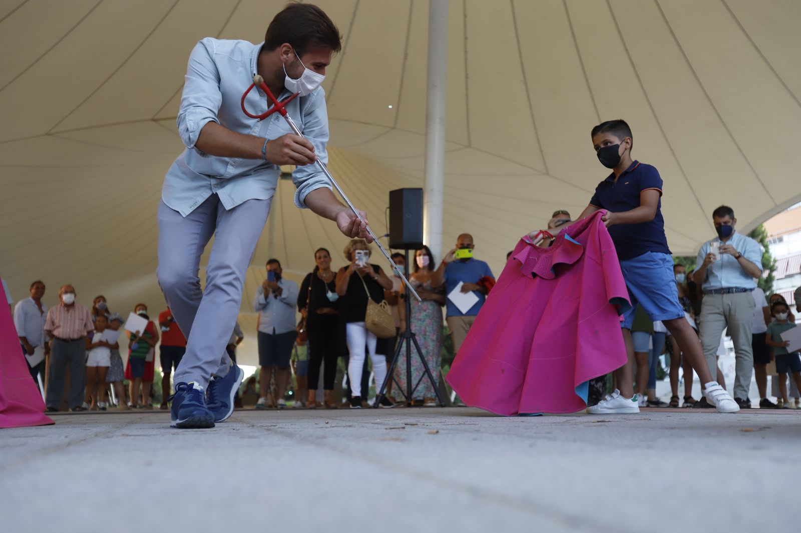El diestro Daniel Luque lleva a cabo la 'Escuela de Toreo en las calles de Huelva'