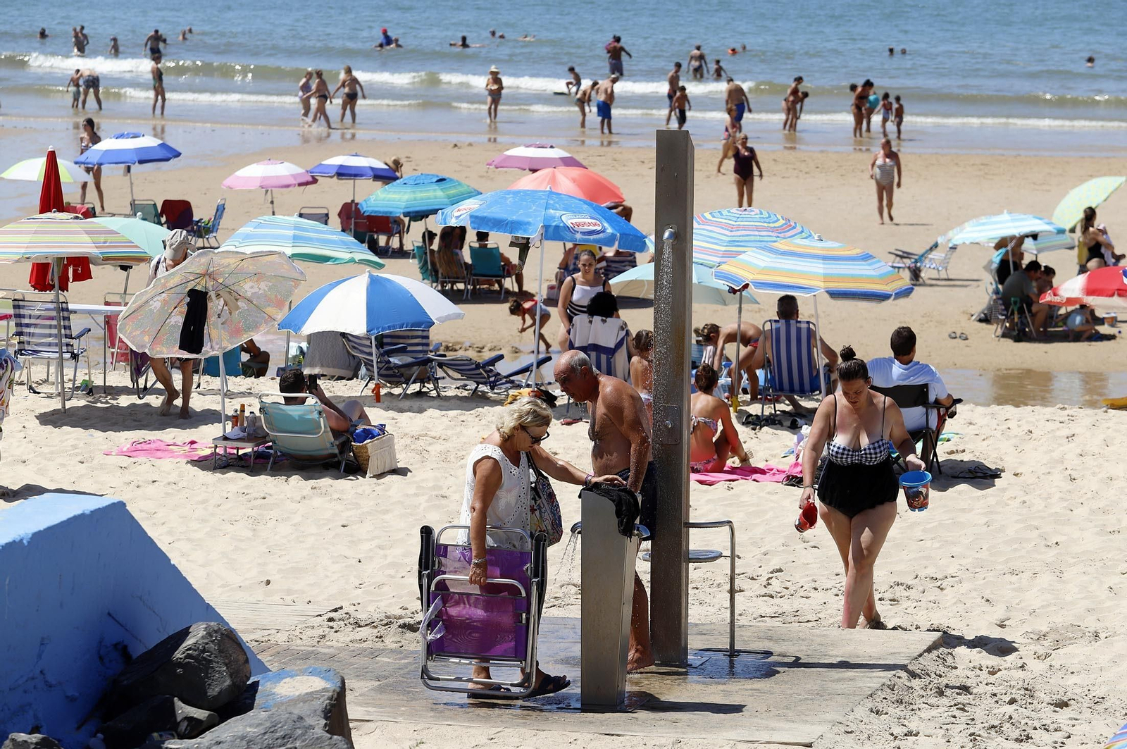 Imágenes de la playa de Matalascañas en un domingo caluroso