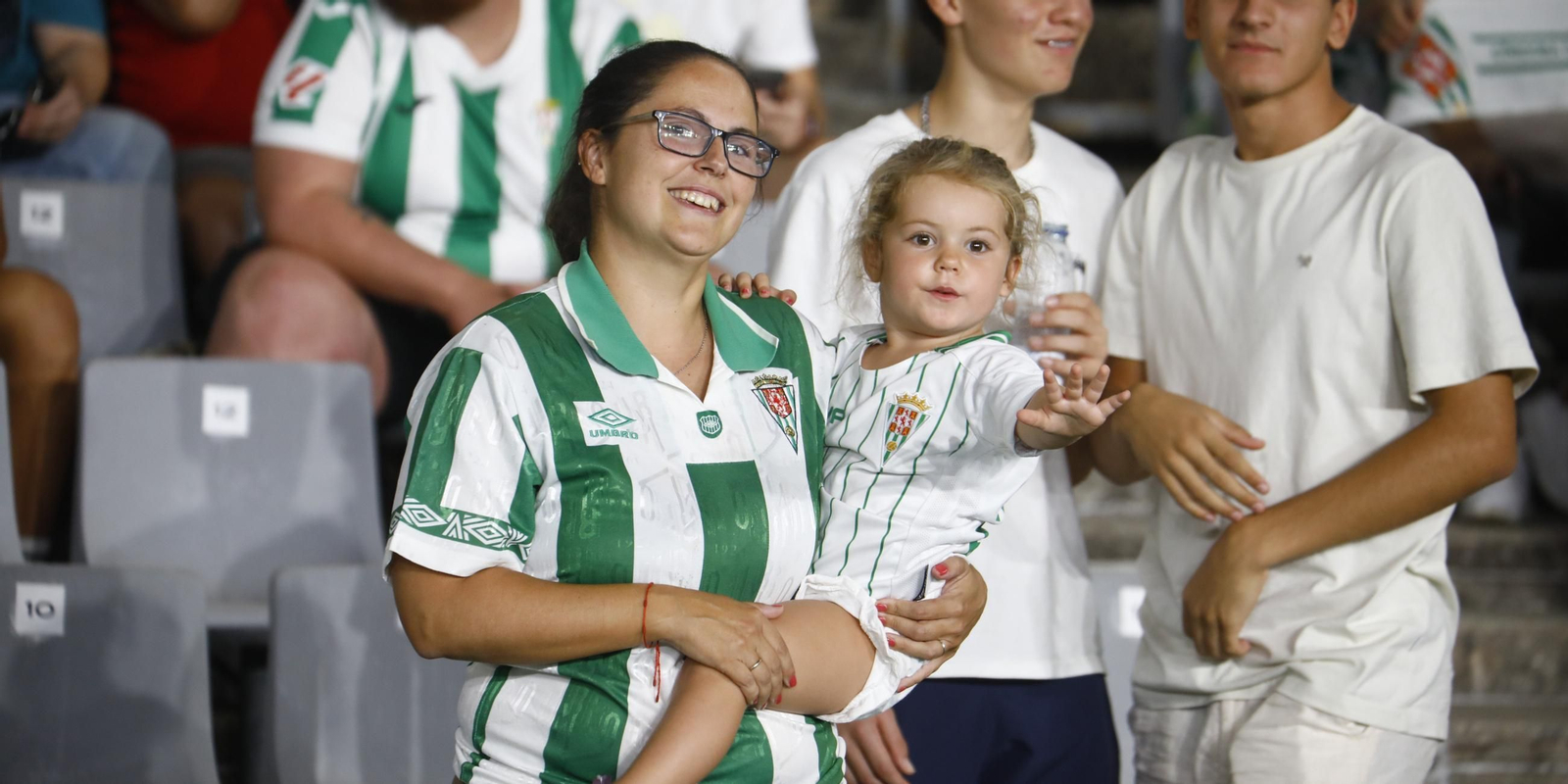 Dos cordobesistas en la grada de El Arcángel durante el Córdoba CF - Castellón.