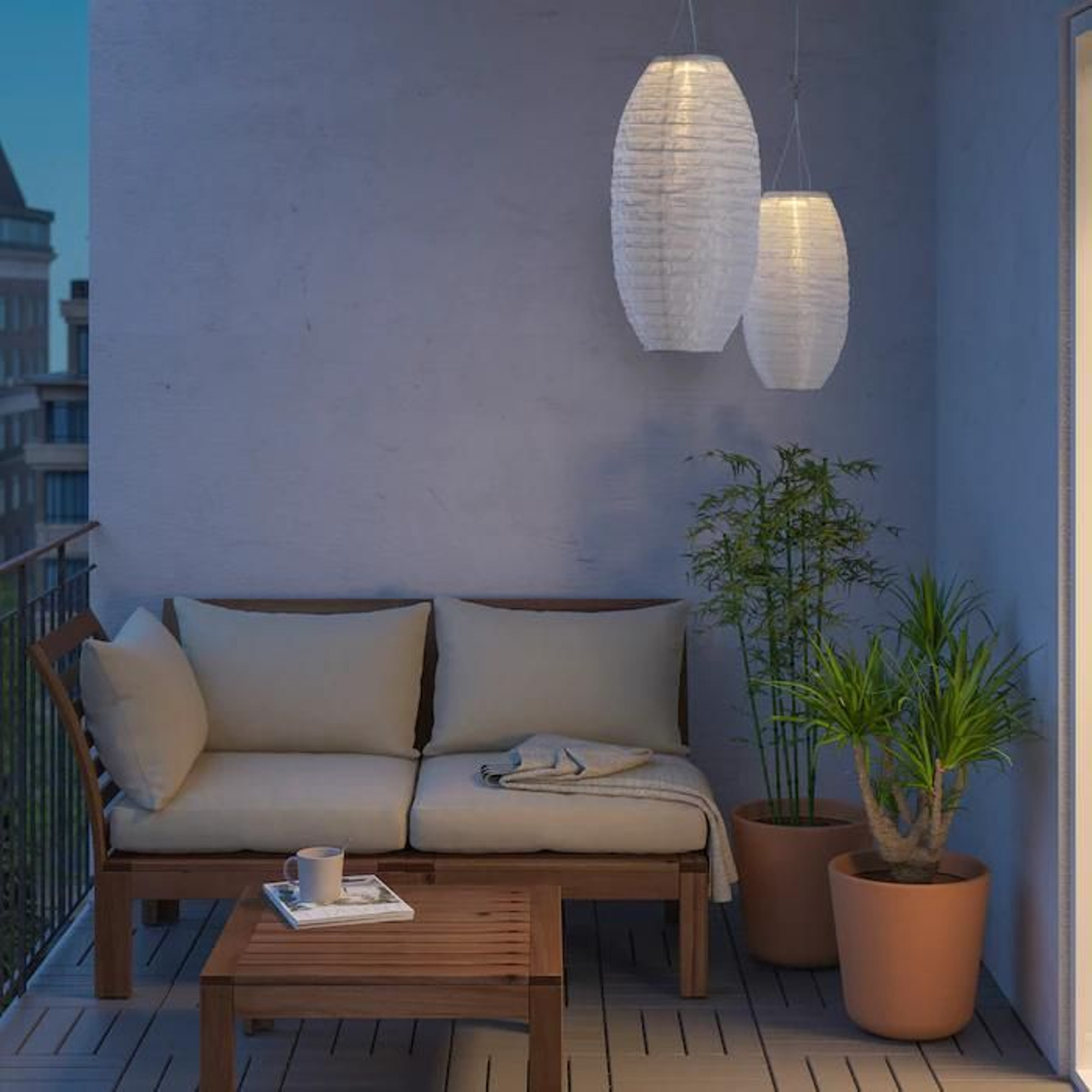 Farolillos para un pequeño rincón de lectura en la terraza.