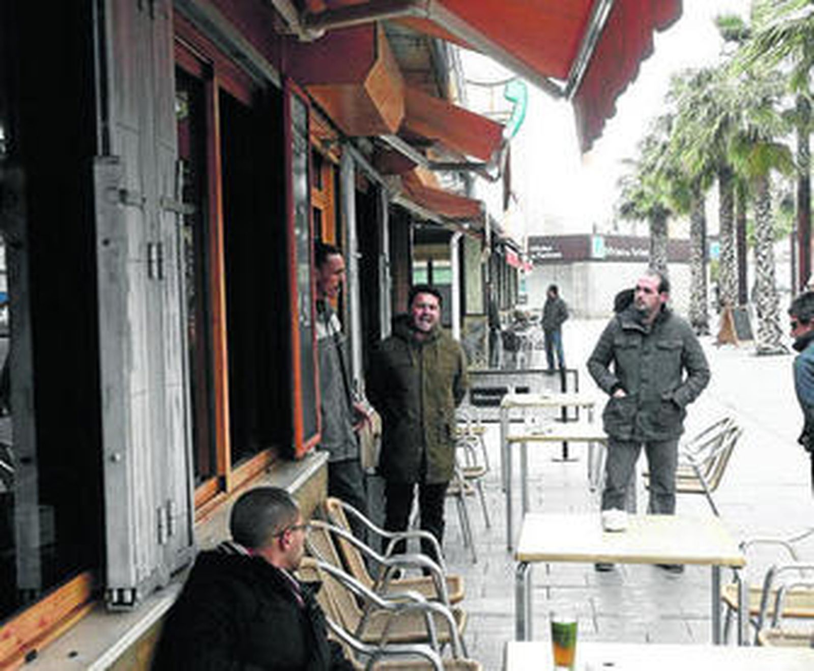 Un momento del 'escrache' del sábado a los taxistas 'piratas' del puerto.