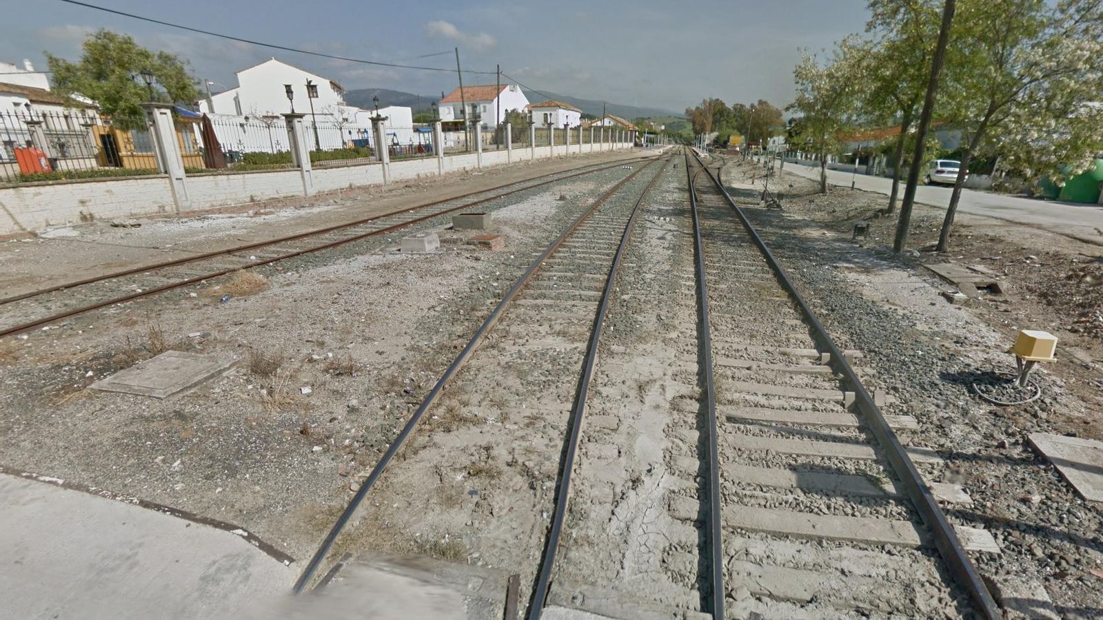 Cruzamos por primera vez la vía del tren. La línea Algeciras-Bobadilla nos acompañará varias jornadas.