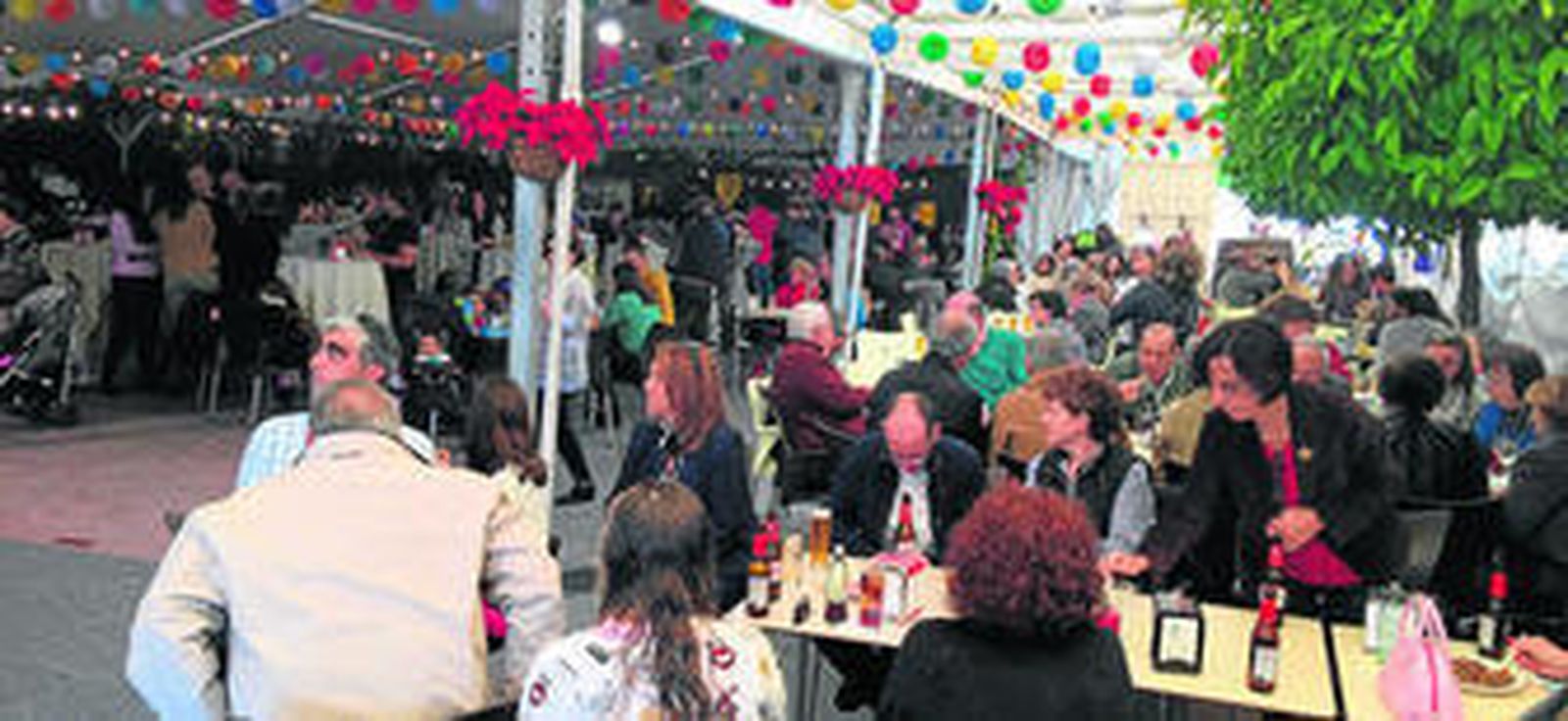 Decenas de personas se acercaron ayer a la Feria de la Tapa de Ugíjar.