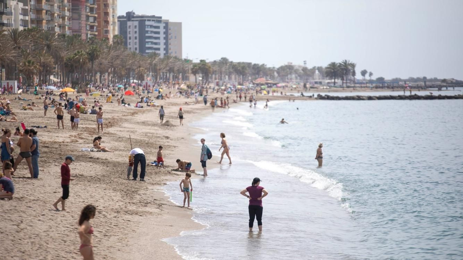 Cientos de almerienses disfrutan de un día de playa en El Zapillo.