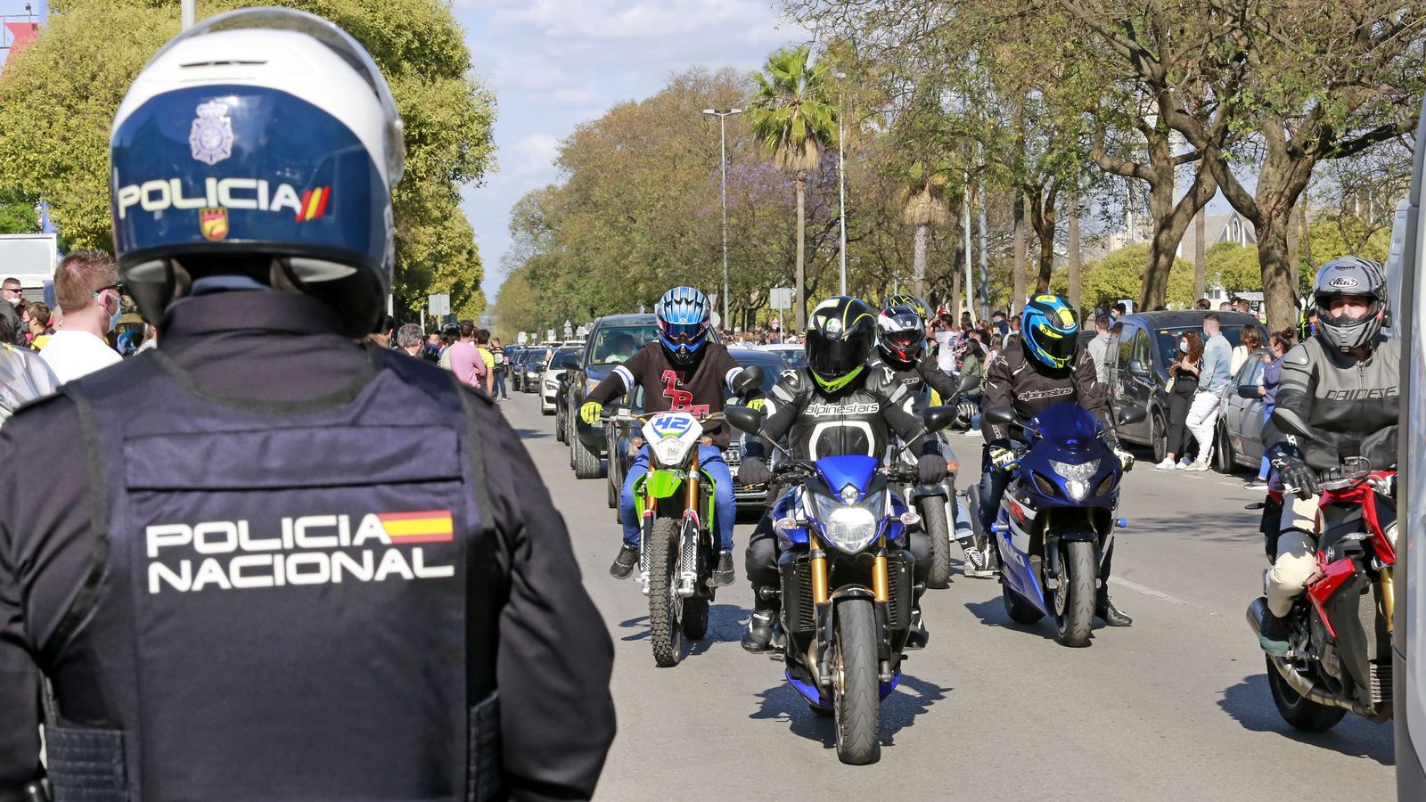 Ambiente motero en la avenida de Europa durante el Gran Premio de 2021.