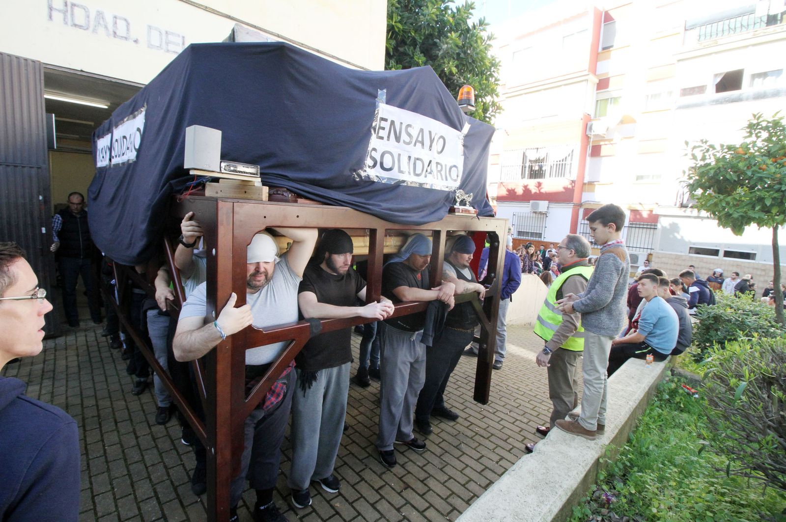 Ensayo solidario de la Hdad del Perdón, en imágenes