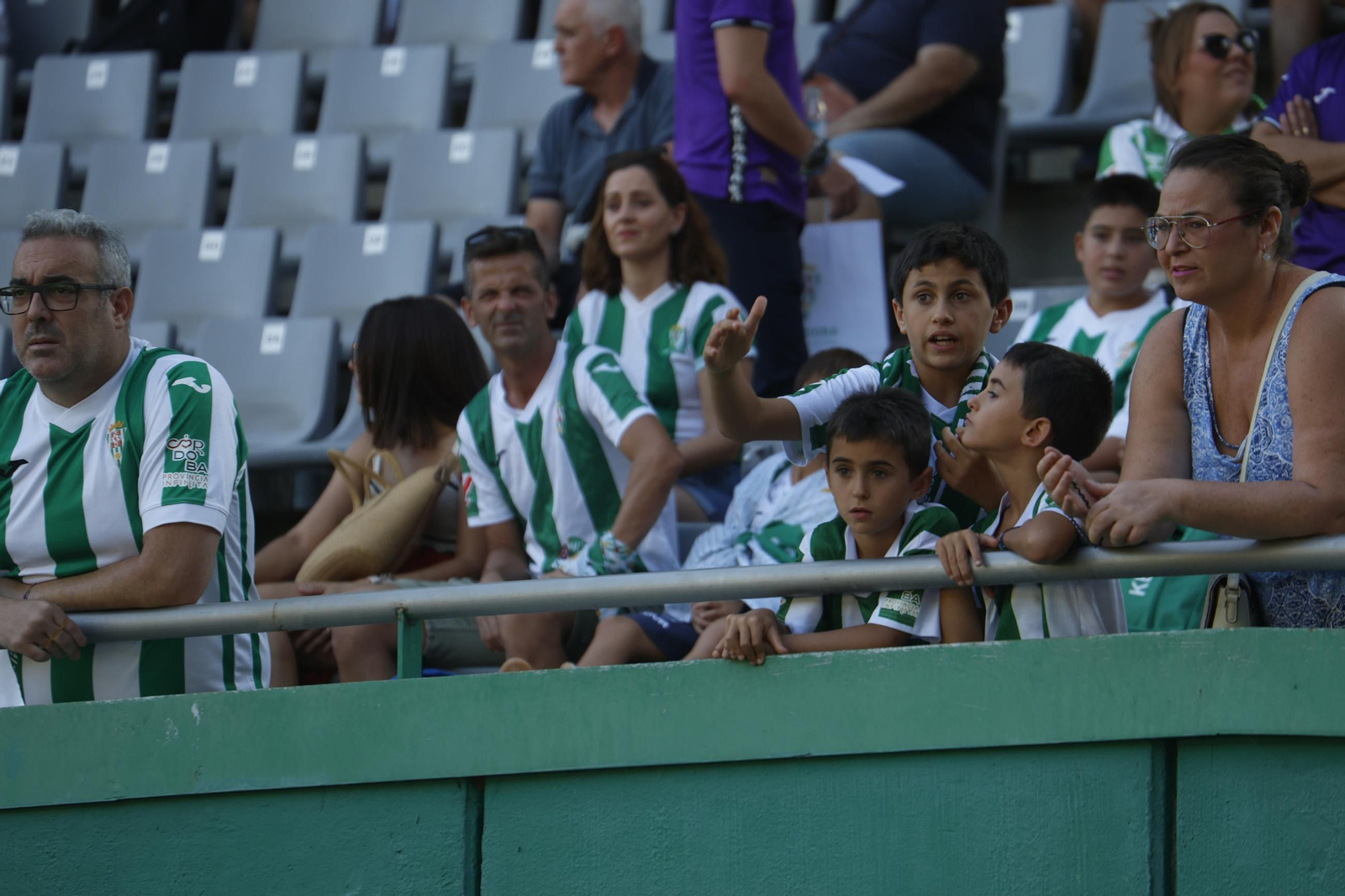Las mejores fotos del ambiente en El Arcángel para el Córdoba CF - Real Betis