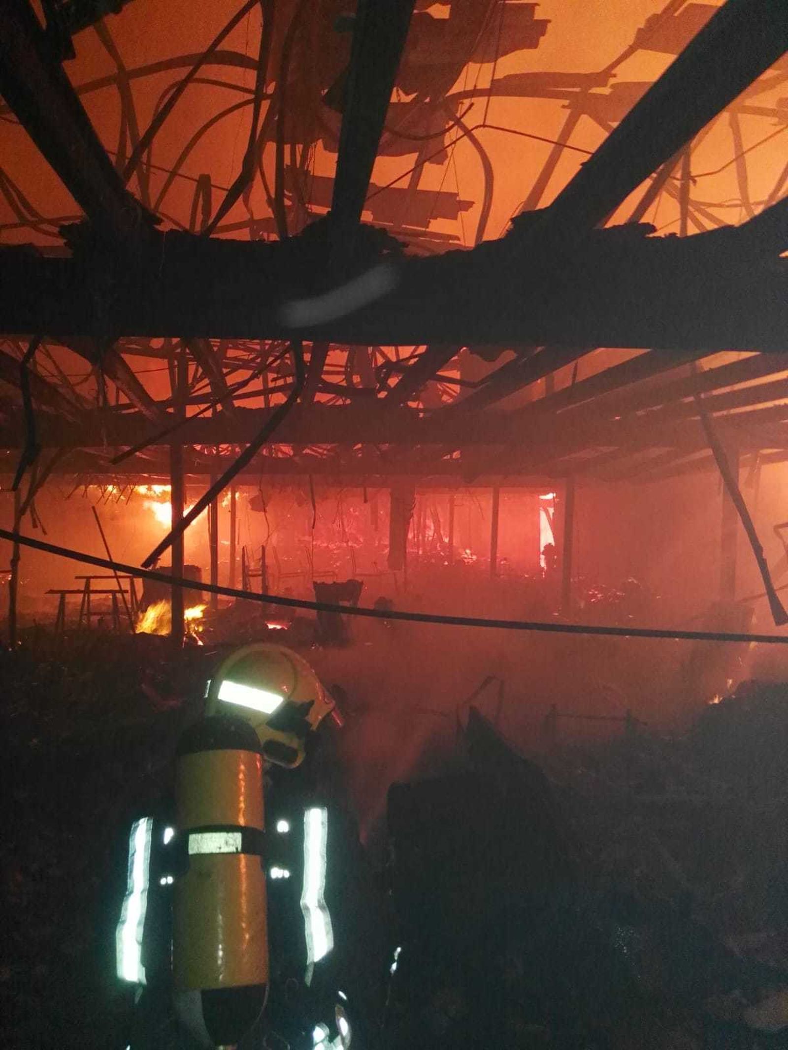 Incendio en una tienda de muebles en el polígono El Viso de Málaga