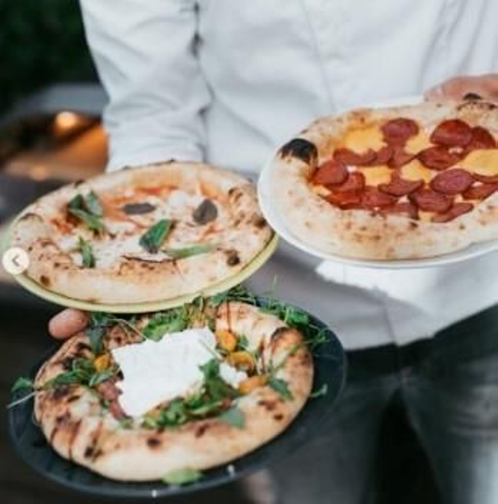 La pizza napolitana se caracteriza por su masa tierna y delgada y bordes altos