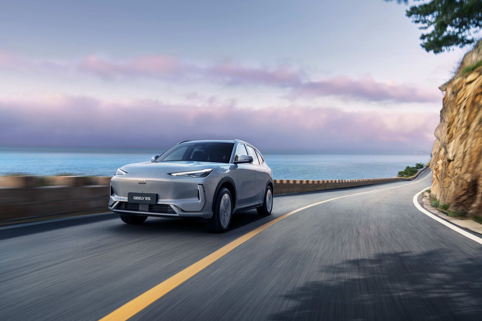 Geely Auto confirma su llegada con dos SUV electrificados y red propia de concesionarios