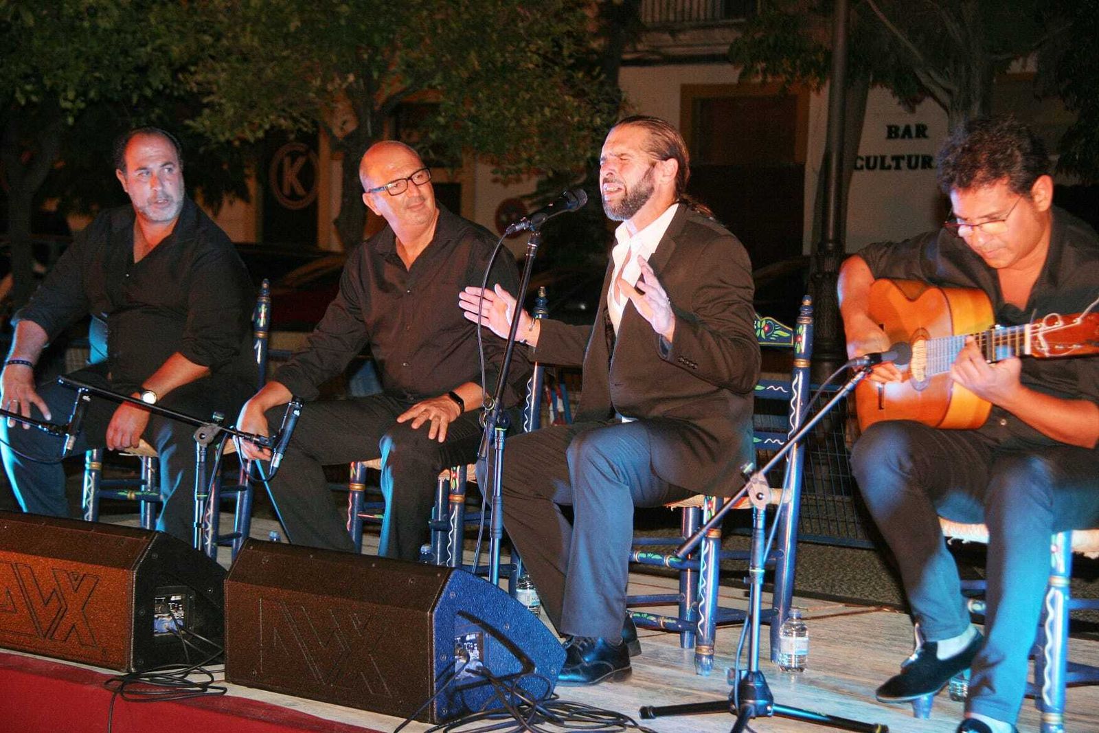 'El Wilo', durante su actuación  en la Plaza del Castillo.