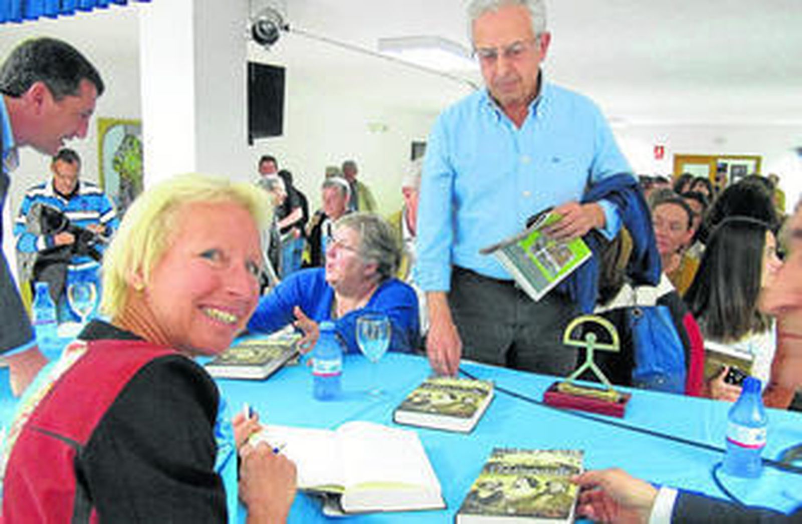 Sarah Lark descubre su 'Indalo' a los alumnos de La Salle en una charla
