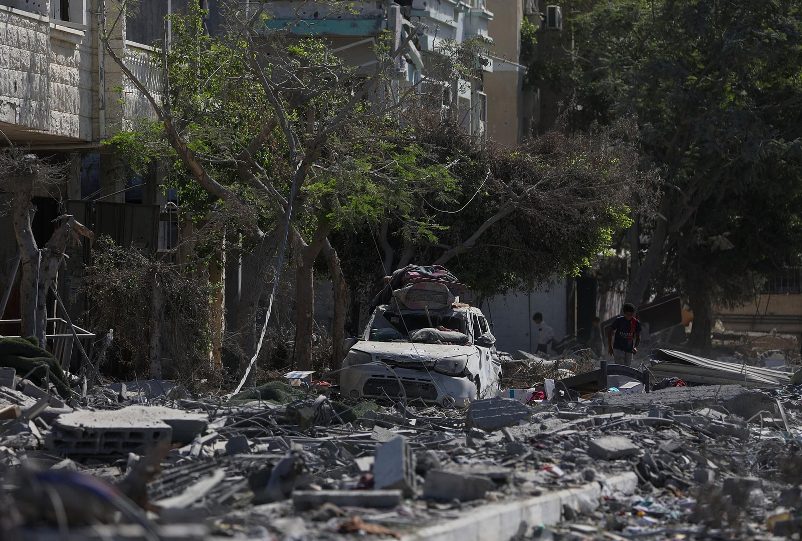 Las imágenes de Gaza tras el alto el fuego: los gazatíes andan entre las ruina de sus ciudades