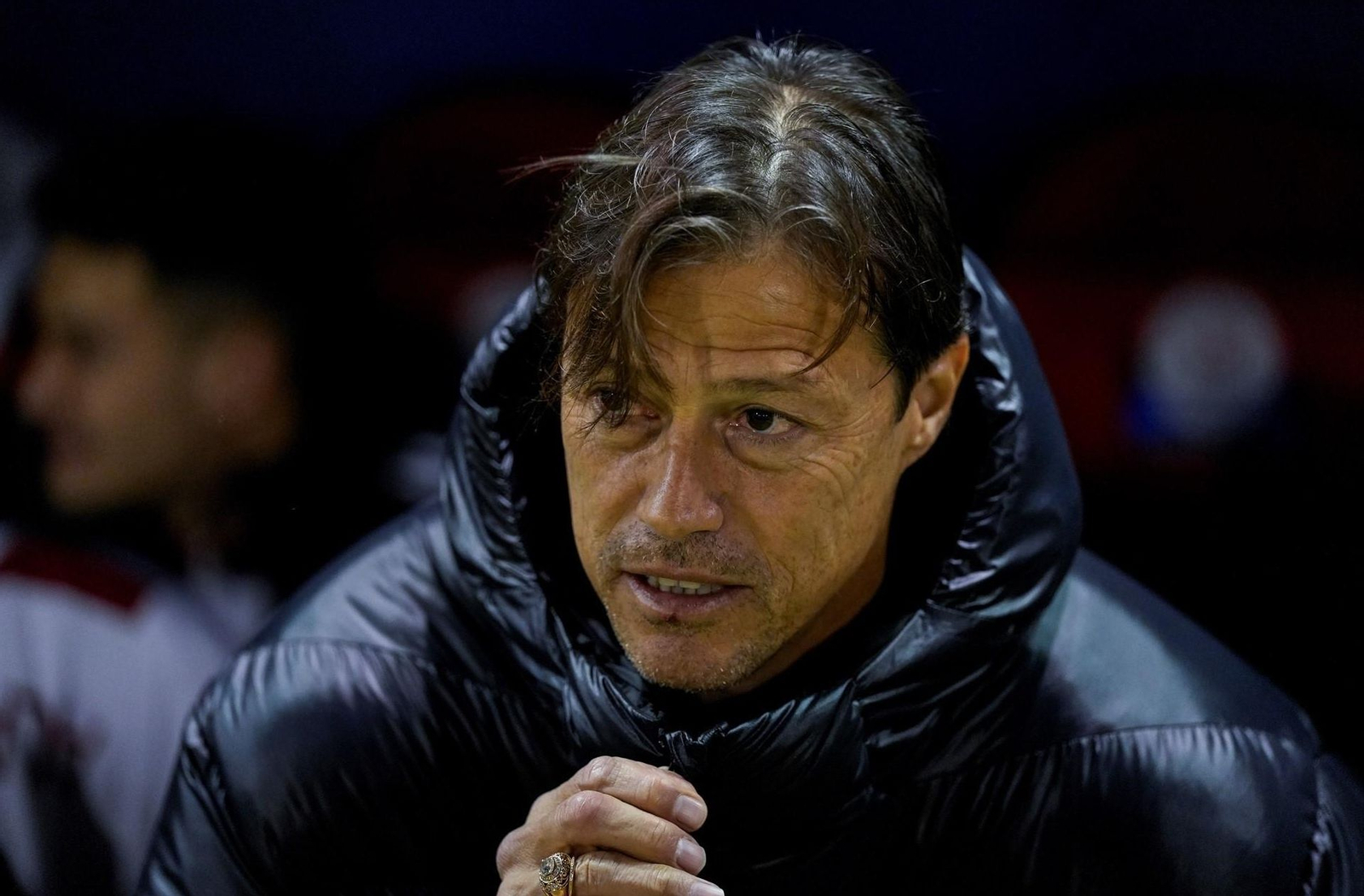 Matías Almeyda se resguarda del frío en Almendralejo.