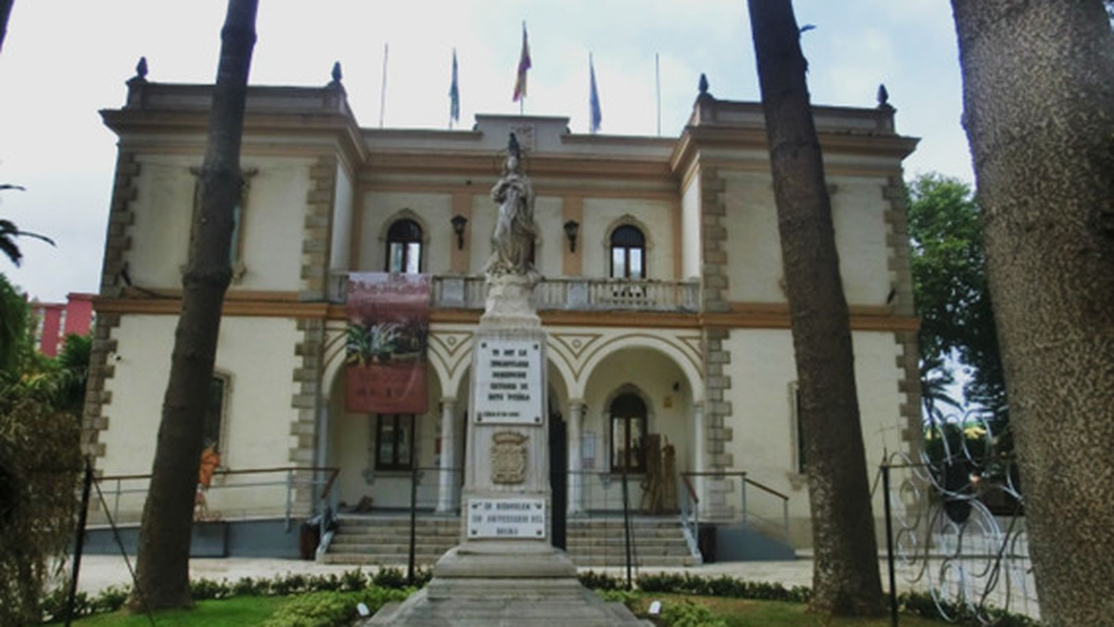 Villa San José, que fue el Ayuntamiento y hoy Museo Cruz Herrera.