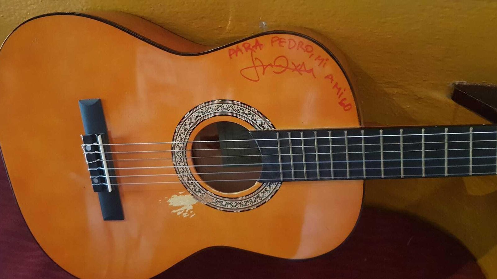 Guitarra firmada por Jorge Drexler.