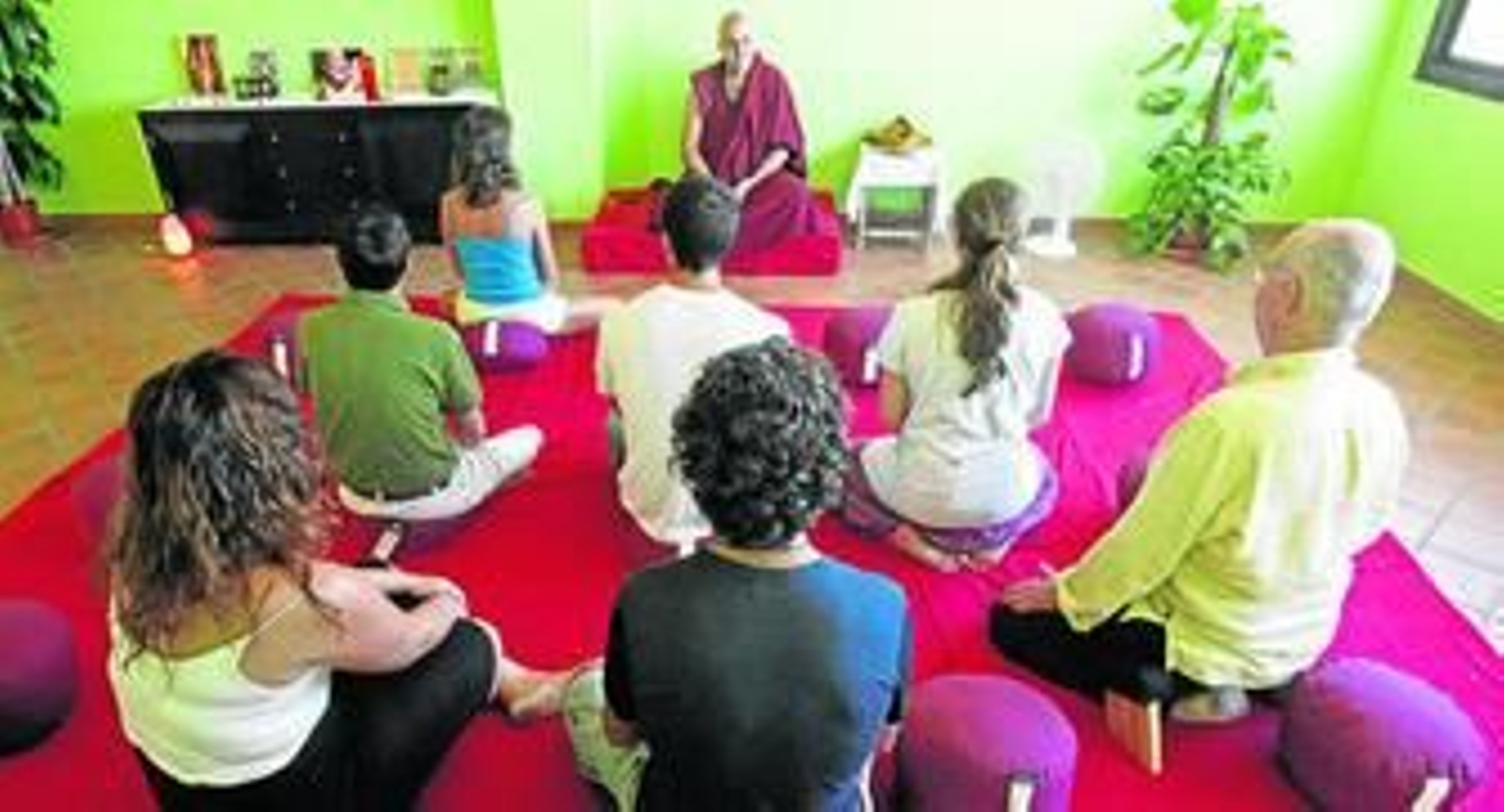 El grupo meditando con el monje budista, ayer en el centro de Sotogrande.