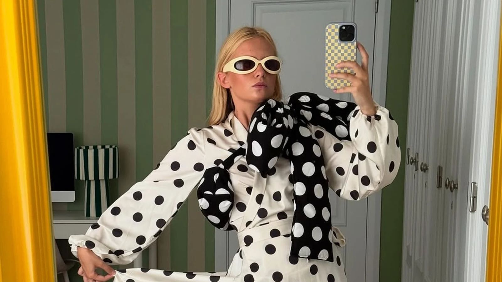 Una de las combinaciones más explosivas juega a mezclar lunares a contraste en el mismo look.