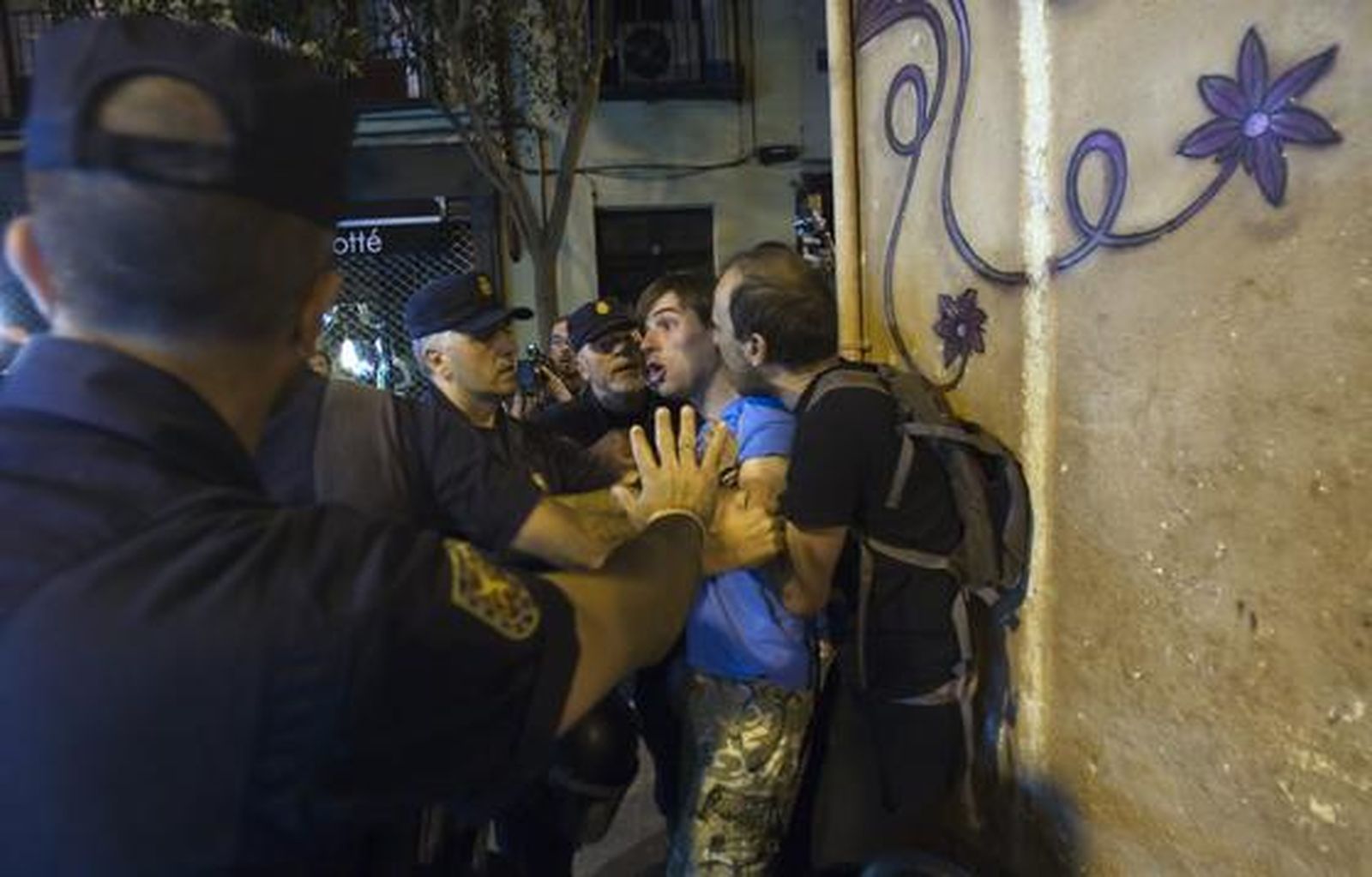 Trabajadores públicos se manifiestan en Madrid mostrando su rechazo a los nuevos recortes anunciados por el Gobierno.

Foto: REUTERS