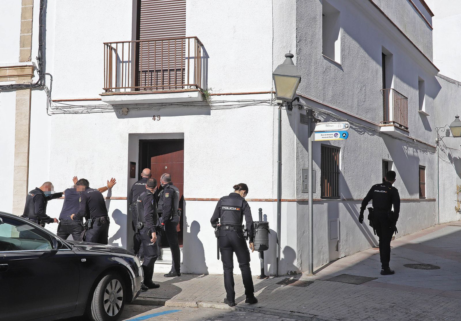 Un momento de la intervención policial en el inmueble junto a la plaza del Arroyo.