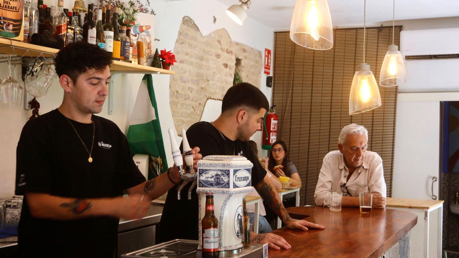 Fernando y José Luis Morales en la barra del Moraleja