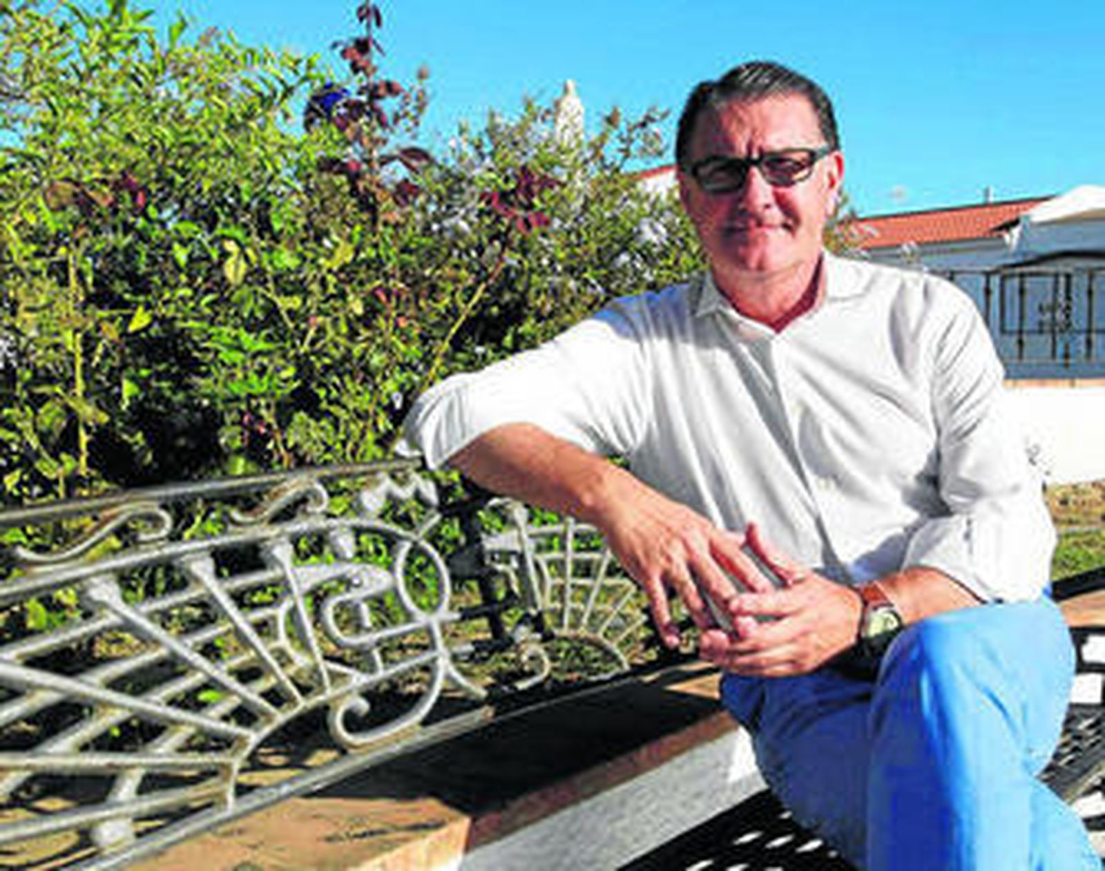 El alcalde de Villablanca, José Manuel Zamora, durante la entrevista.