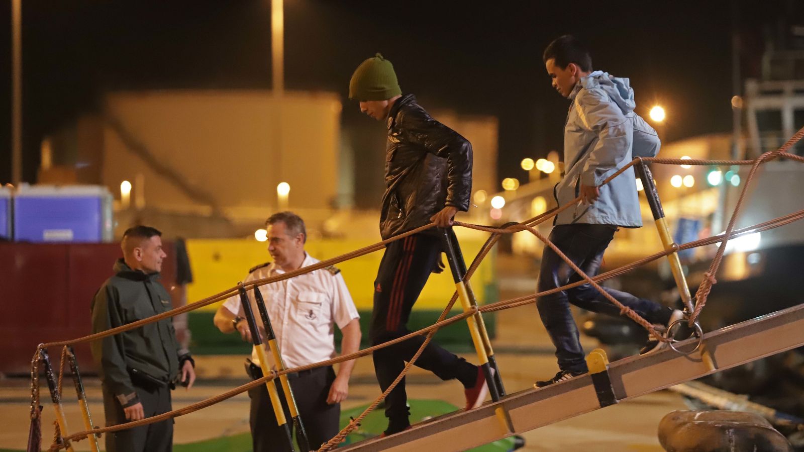 Rescate de 11 menores en aguas del Estrecho