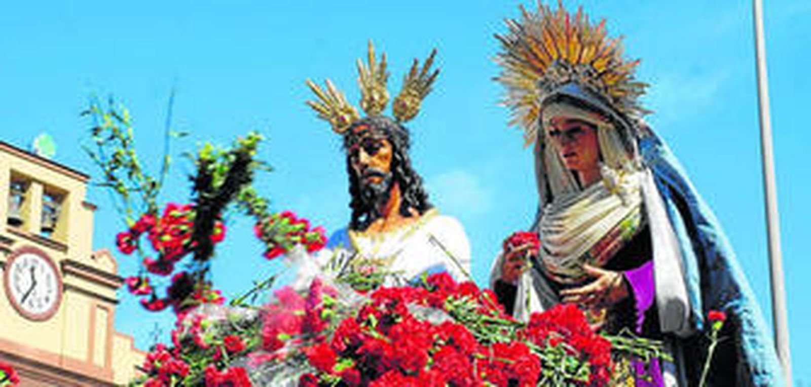 Los claveles forman parte del tradicional traslado de Jesús Cautivo y la Virgen de la Trinidad Coronada.