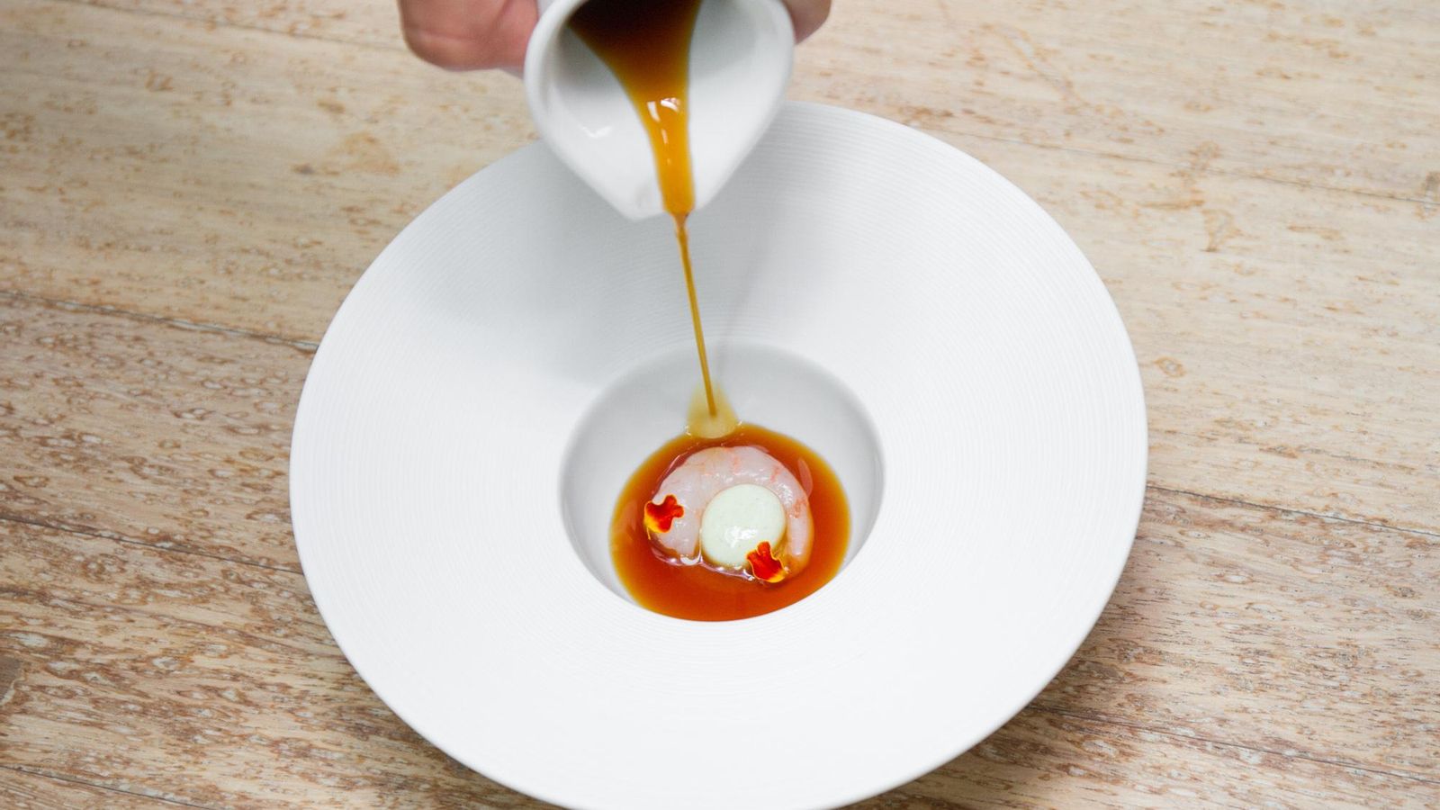 Quisquilla macerada con zumo de pimiento rojo