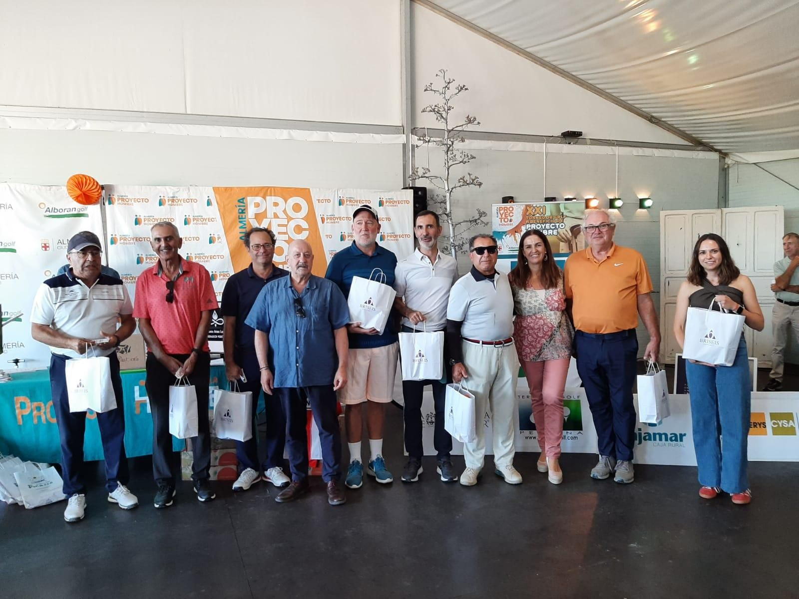 Un grupo de participantes en el XXI Torneo de Golf solidario de Proyecto Hombre Almería recibe su obsequio.