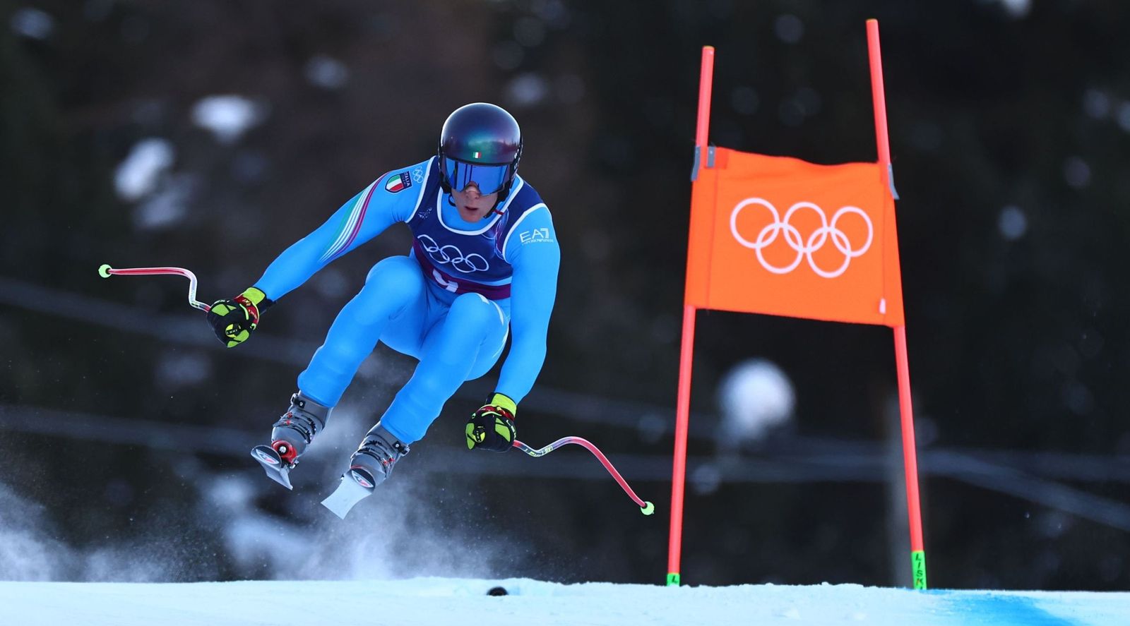El subcampeón olímpico, Giovanni Franzoni, efectúa un salto durante el descenso de la combinada, donde hizo el mejor tiempo.