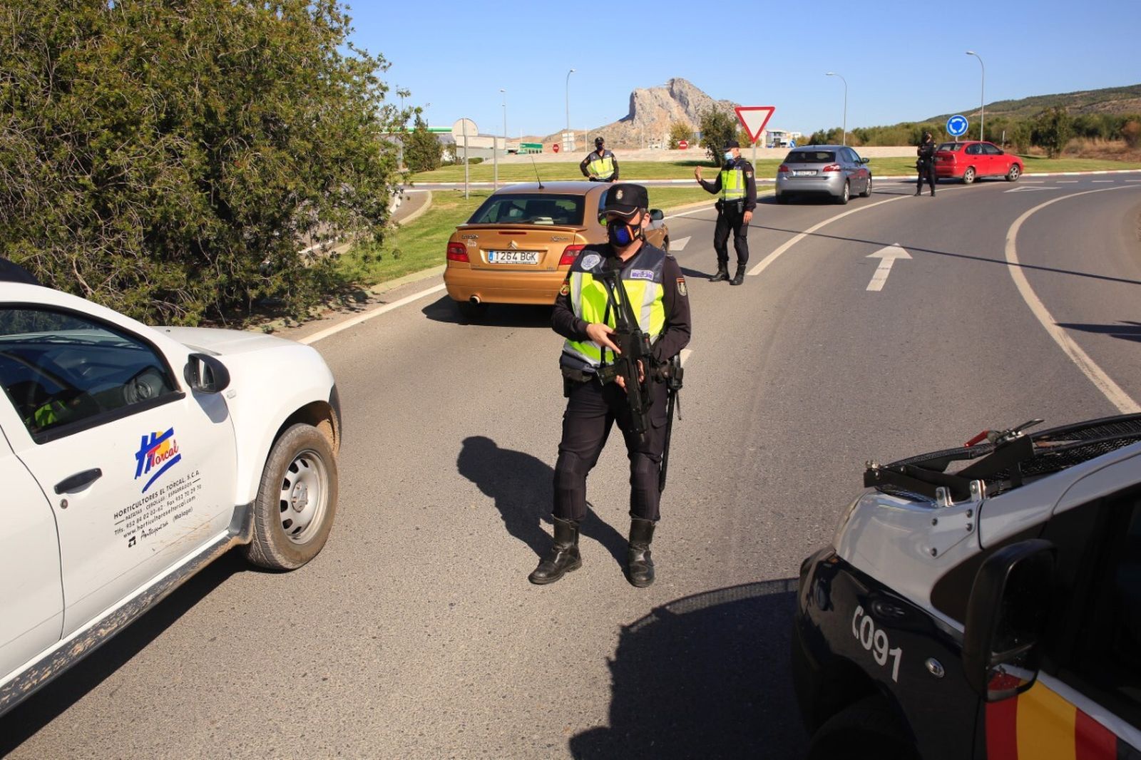 Controles en el acceso a Antequera por el polígono industrial.