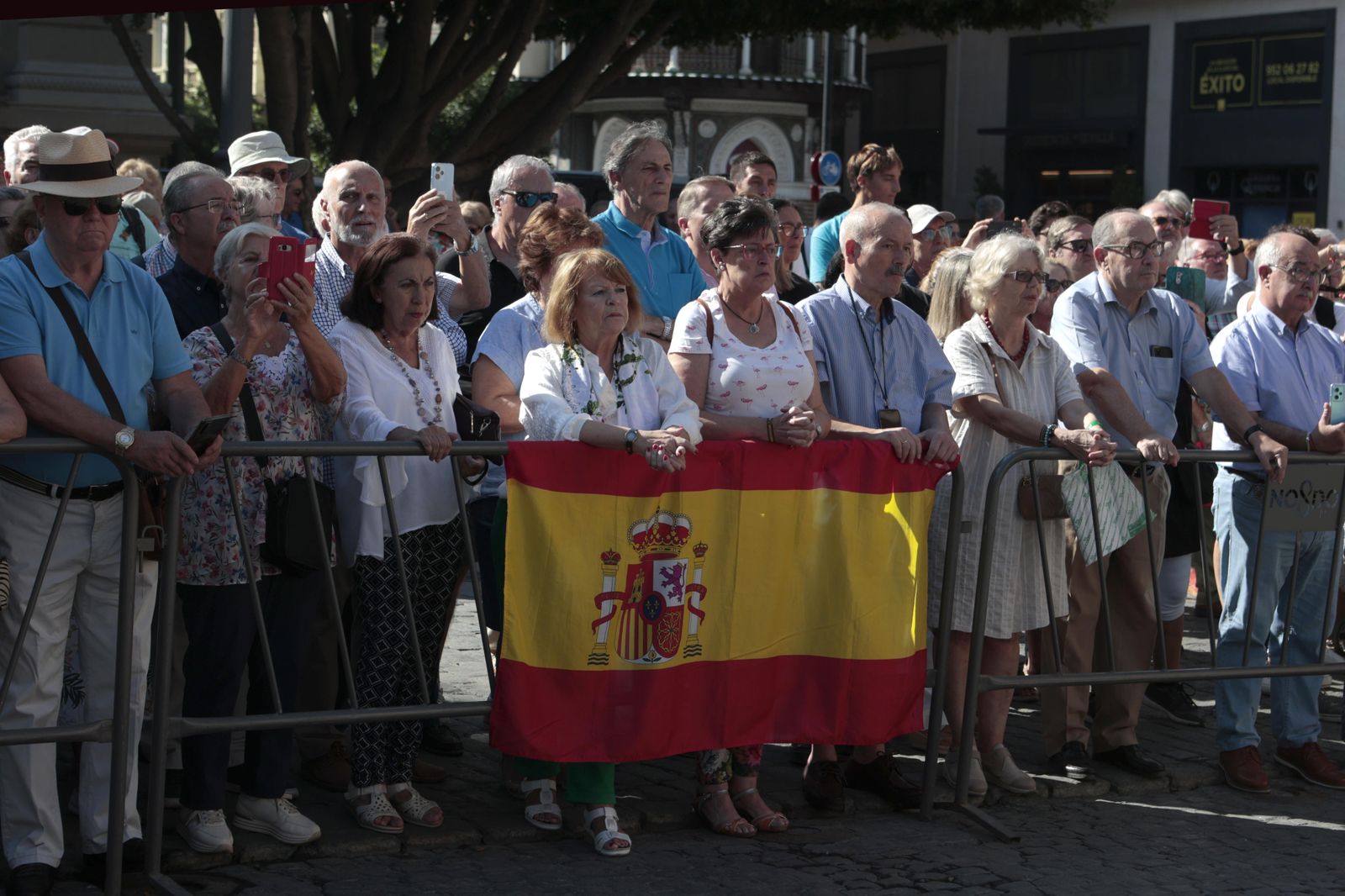 Las imágenes del acto de izado de la Bandera Nacional en la Plaza de San Francisco