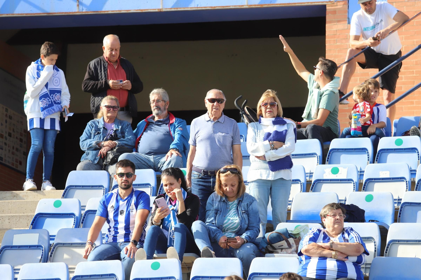 Imágenes del gran ambiente en el Nuevo Colombino para ver el  Recre-Burgos