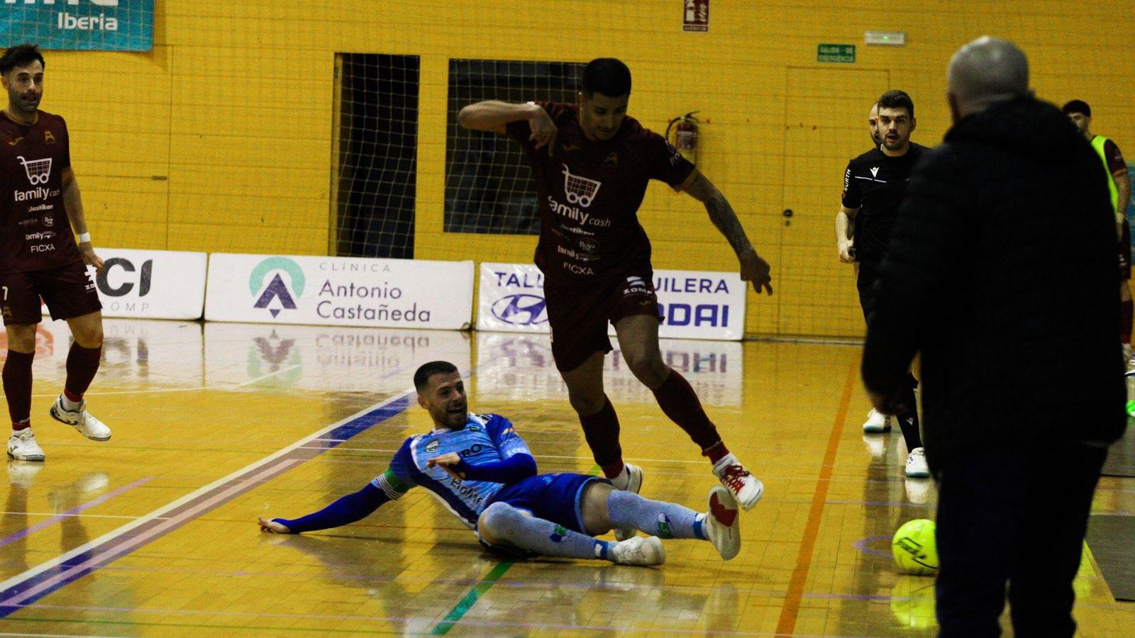 Josete realiza una entrada a un rival durante un encuentro disputado en casa durante a presente temporada..