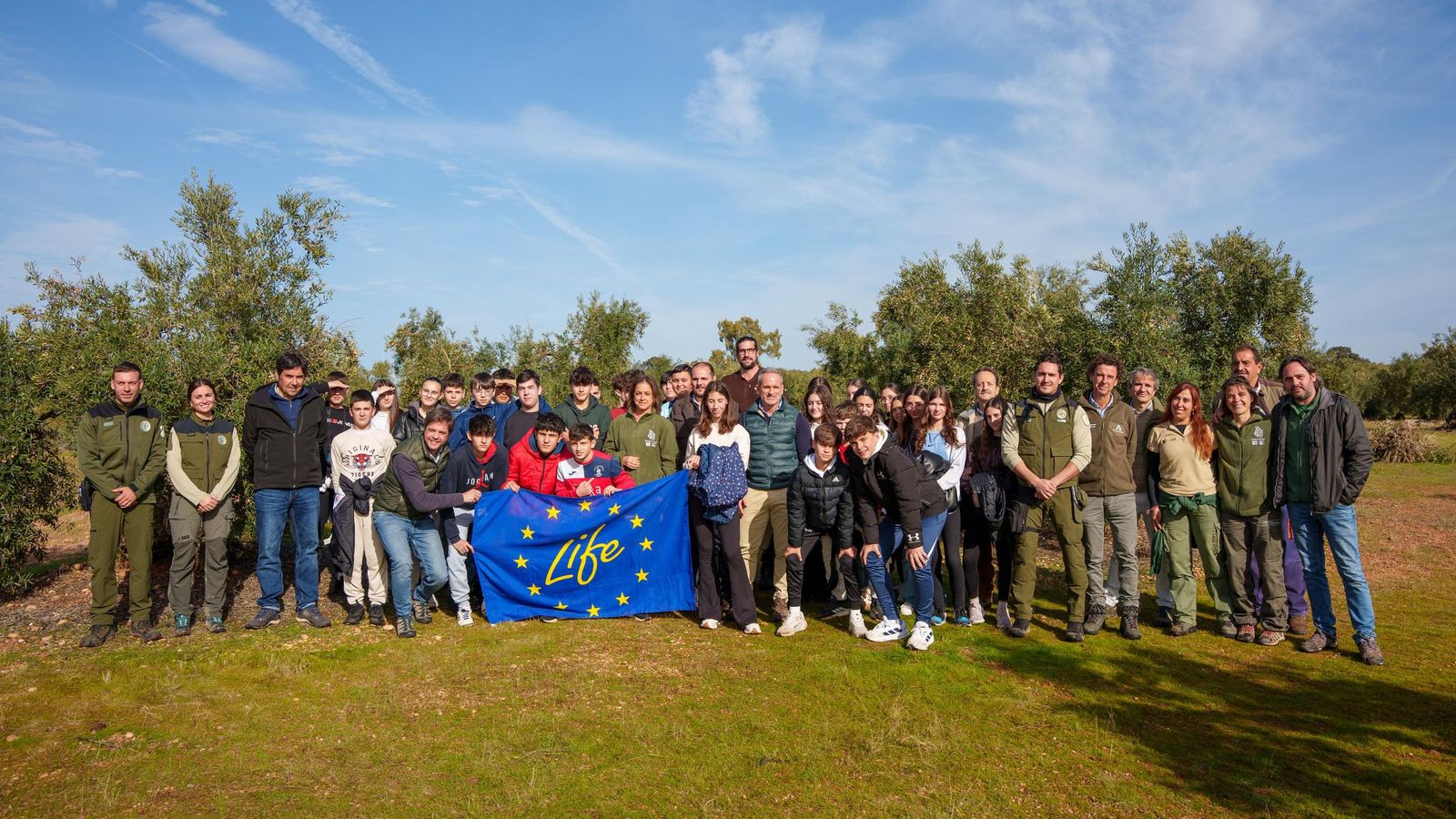 Los participantes en la suelta de la lince 'Kai'