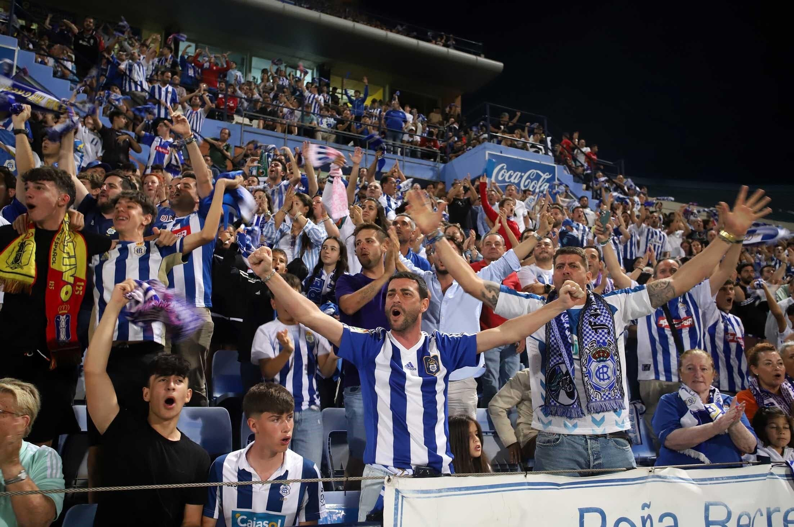 Los aficionados del Recre celebran el ascenso a Primera RFEF. Los aficionados del Recre celebran el ascenso a Primera RFEF.