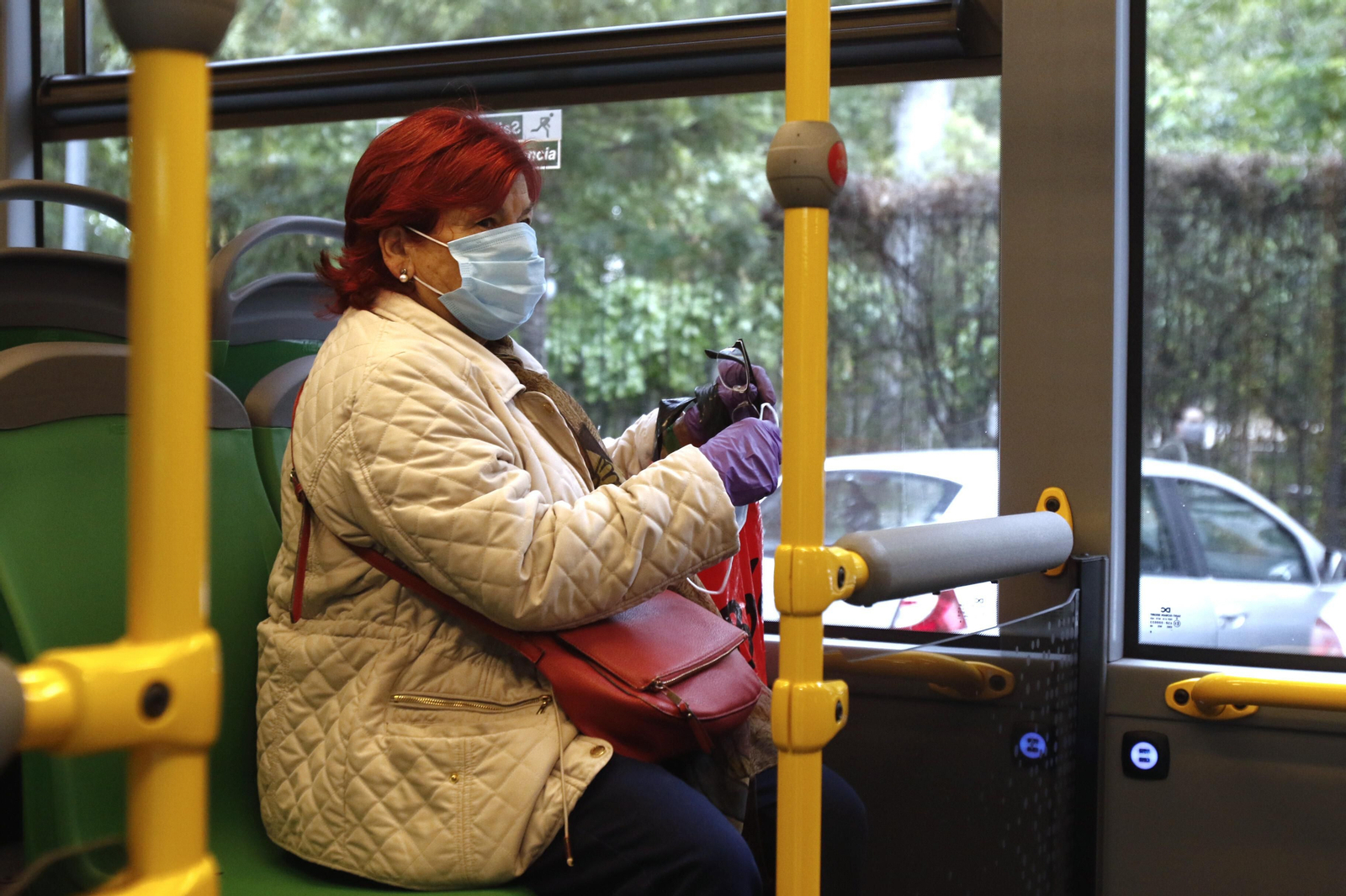 Las fotos del reparto masivo de mascarillas y la vuelta al trabajo en algunos sectores en Córdoba