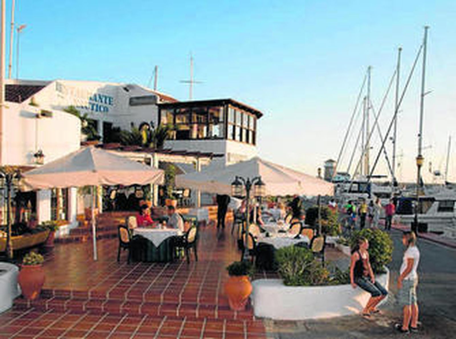 Zona de restauración en el puerto recreativo de Almerimar.