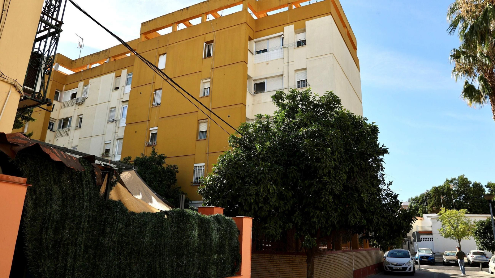 Muere una niña de 11 años al caer desde la terraza de su casa en Sevilla