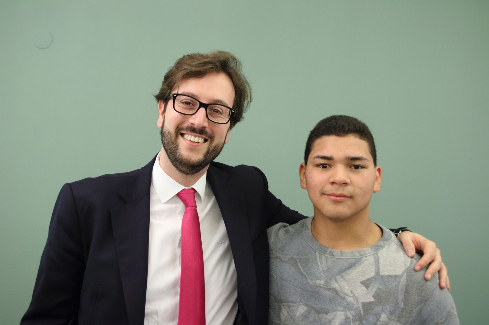 Un voluntario de una de las empresas colaboradoras en España posa con un joven participante en el Programa Coach.