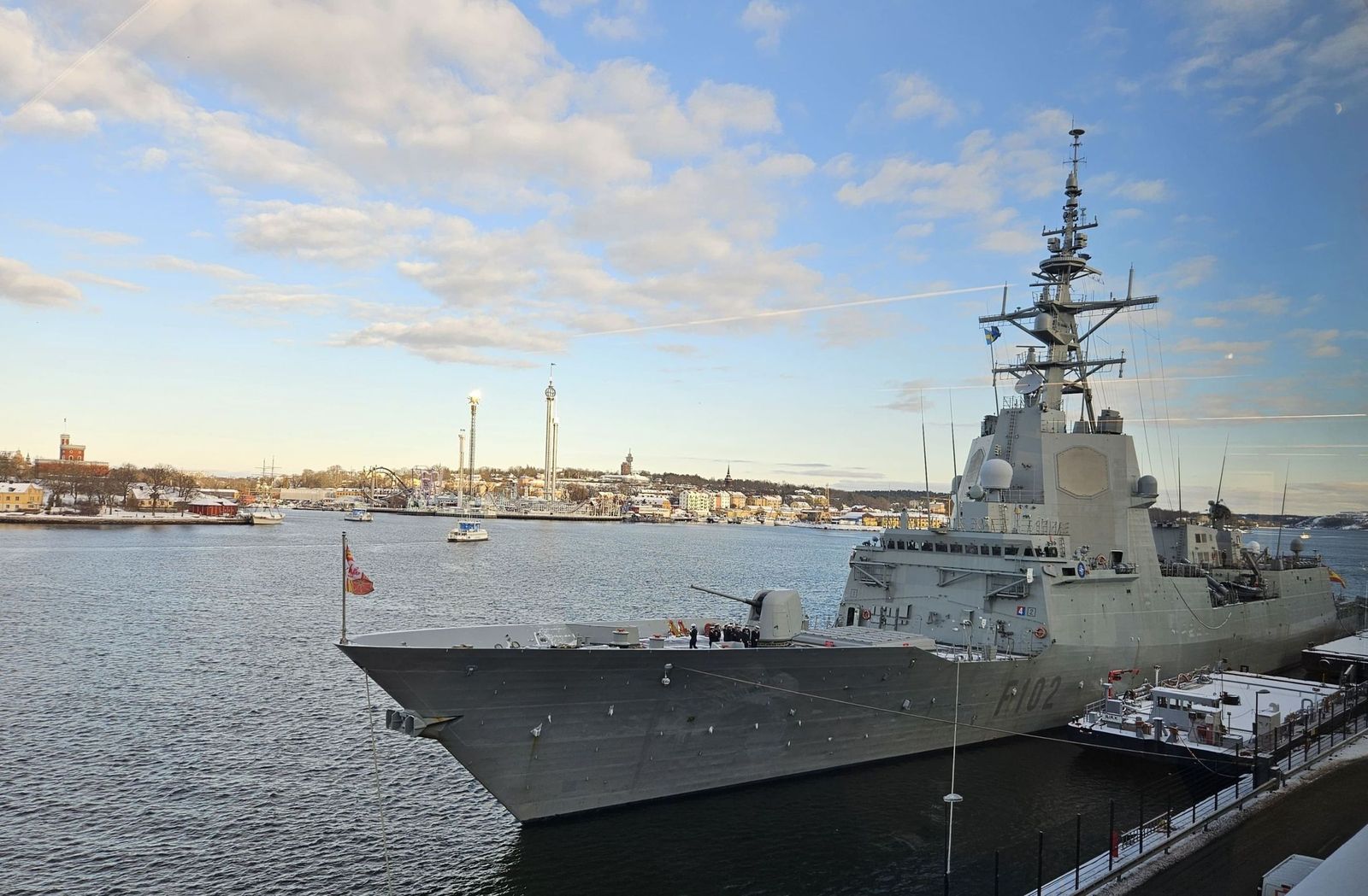La fragata española F-102 'Almirante Juan de Borbón', en el puerto de Estocolmo.