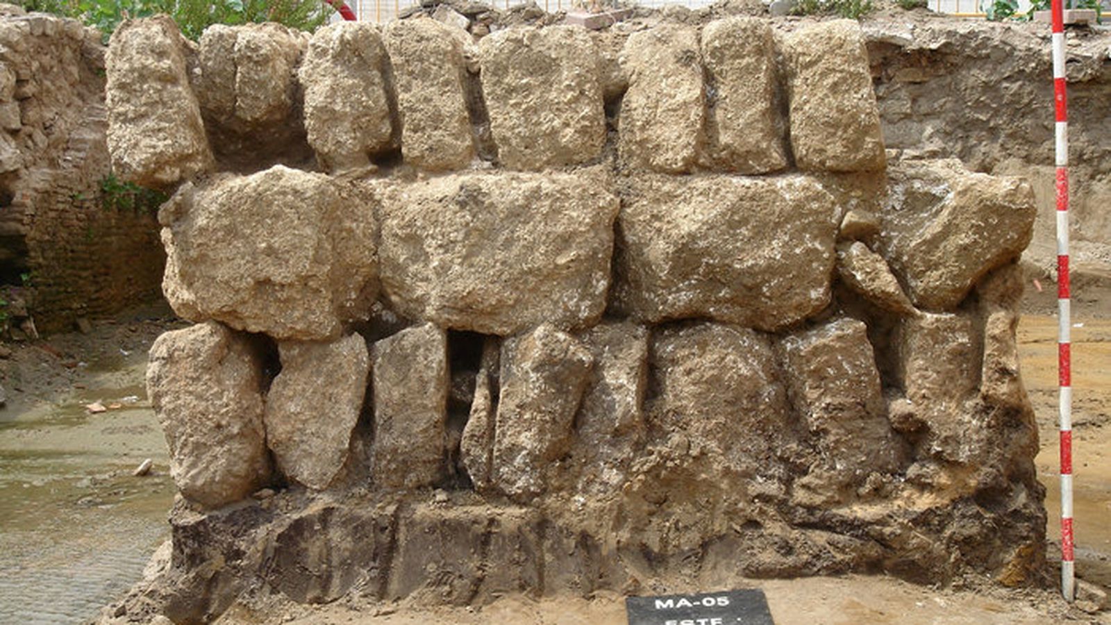 Tramo de muro de aparejo califal a soga y tizón. Atarazanas califales de Algeciras. Excavación arqueológica de 2012.
