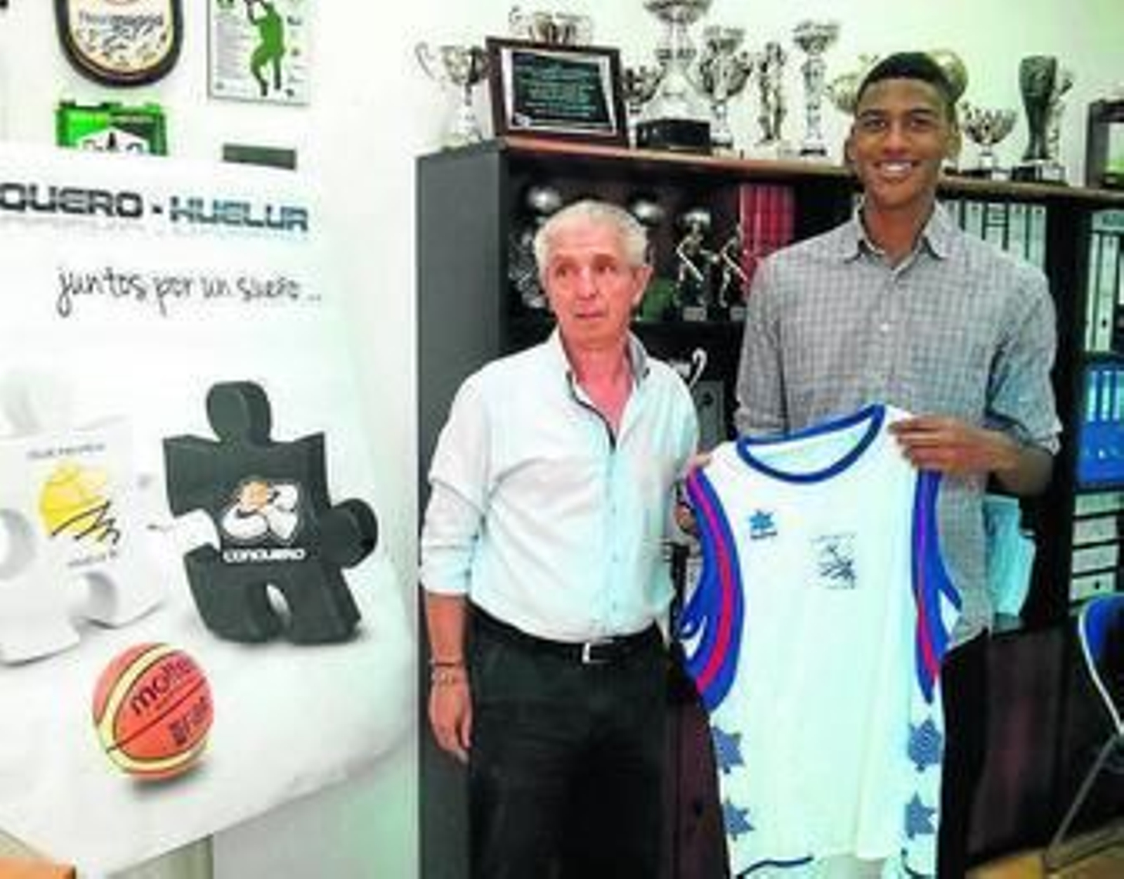 Sean Smith posa con la camiseta de su nuevo club. Sean Smith posa con la camiseta de su nuevo club.