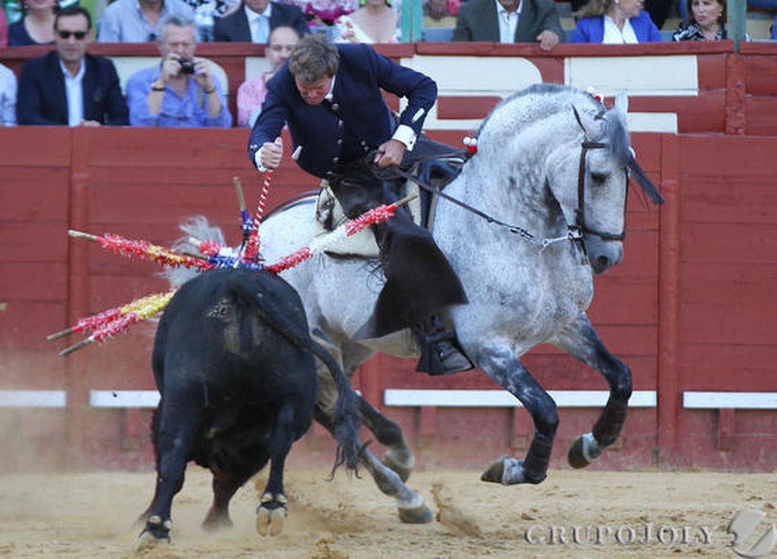Fermín Bohórquez Domecq, en plena ejecución de la suerte suprema.

Foto: Miguel Angel Gonzalez