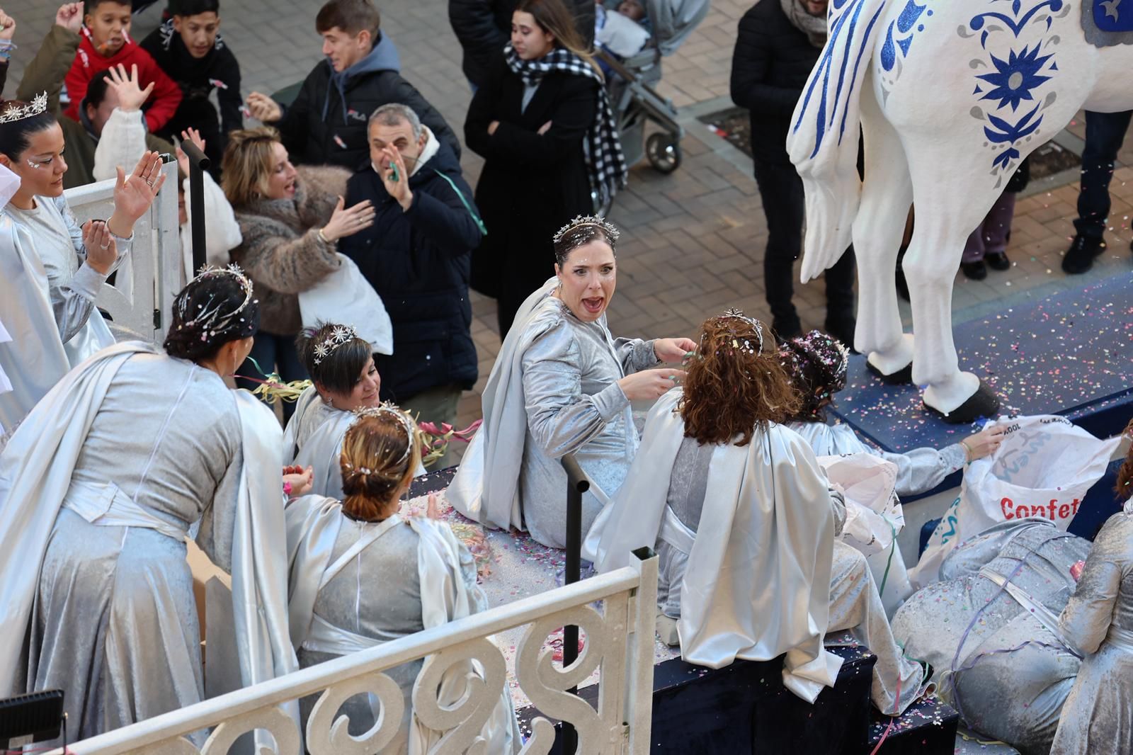 Fotografías de la salida de la Cabalgata de Reyes Magos de Huelva este 2026 por las calles de la ciudad