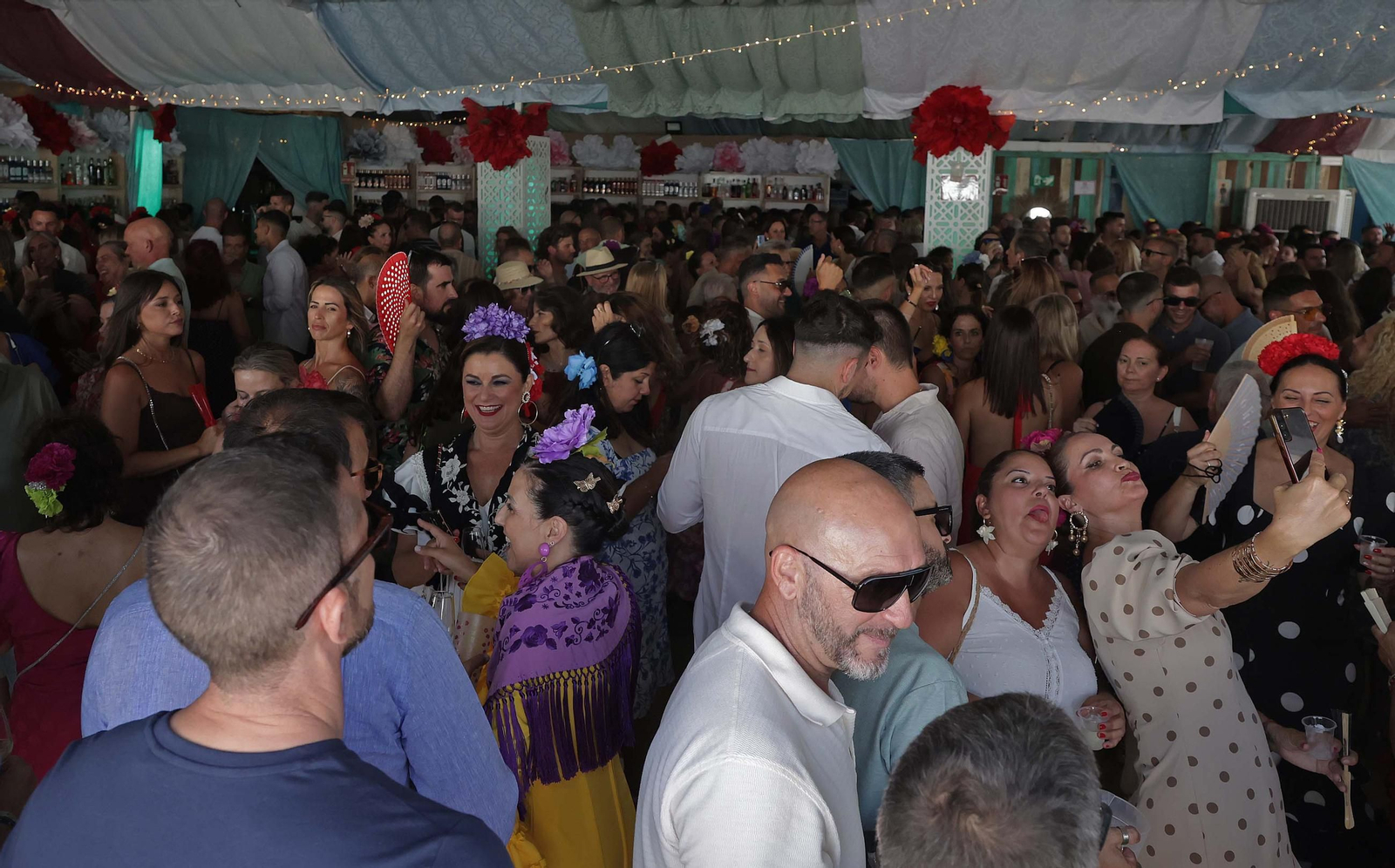 Búscate en las fotos del Domingo por Sevillanas de la Feria Real de Algeciras 2025