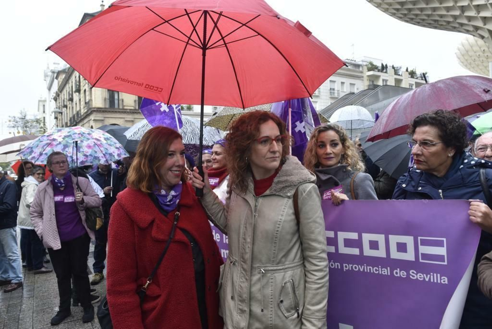 La secretaria general de CCOO-A, Nuria López, y la secretaria de Mujer de CCOO de Sevilla, Eva Martínez Cabana.