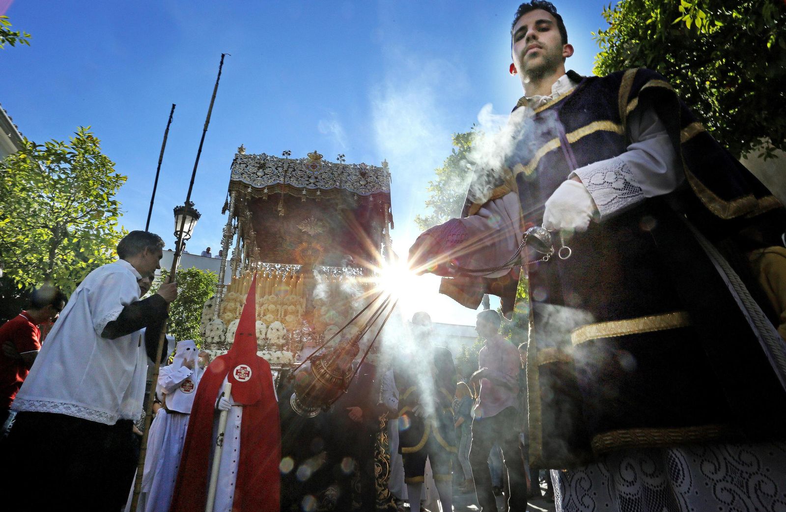 El magnífico palio de María Santísima de Paz y Concordia en la jornada del Lunes Santo.