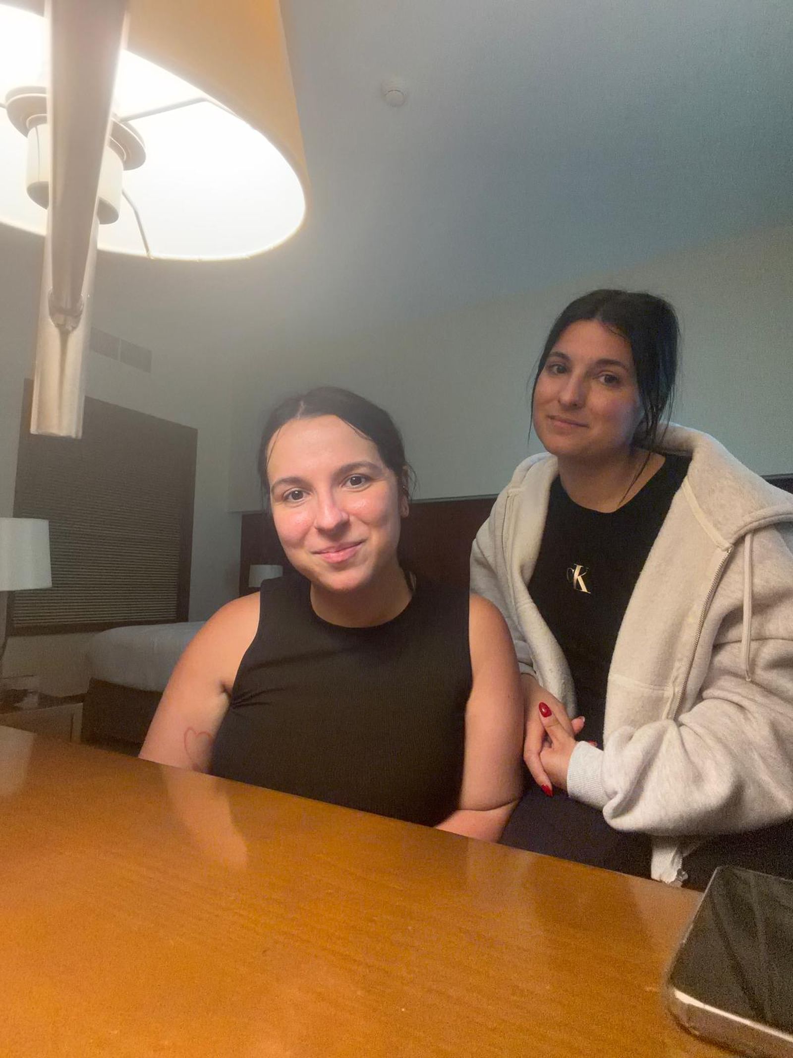 Marina y Elena (derecha) Toro, en una habitación del hotel de Dubái.